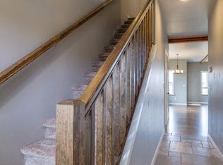 Building Photo - NW Townhome with Beautiful Finishes!