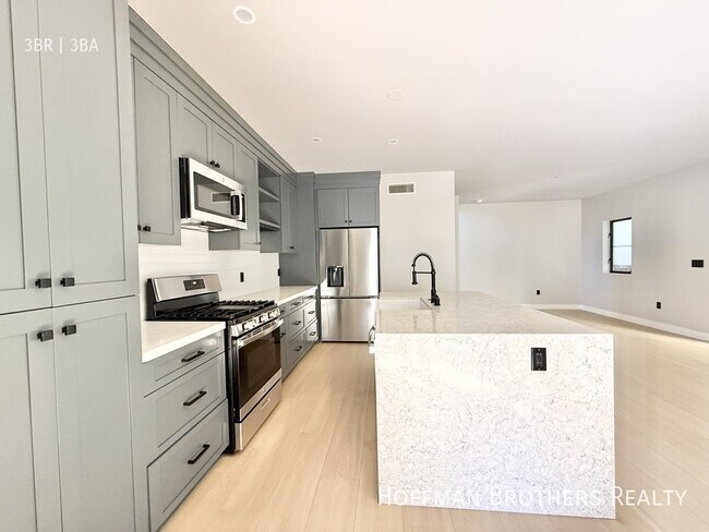 Building Photo - 1249 S Plymouth Blvd