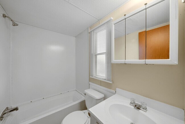 Building Photo - 1845 Evans Rd