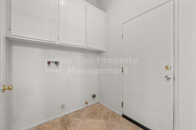 Building Photo - Beautiful 4 bed, 3 bath, 2,726 sqft House in Peaceful San Marcos Neighborhood - Available NOW