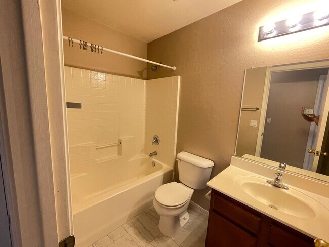 Building Photo - 4 Bedroom, 2 Bath New paint and flooring
