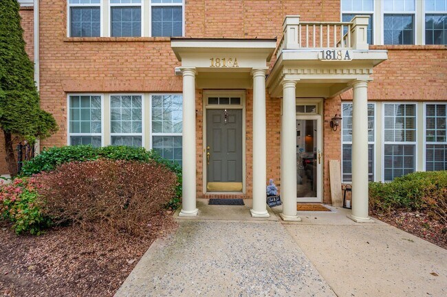 Building Photo - Desirable Two Level Condo For Lease - Not Pet Friendly