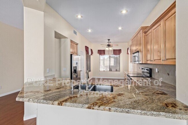 Building Photo - 737 S Sycamore Pl