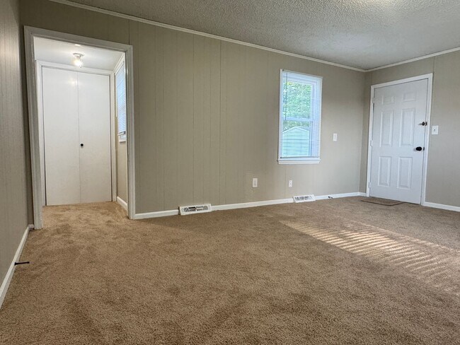 Building Photo - Recently updated spacious 2 bedroom with flex space and fenced backyard