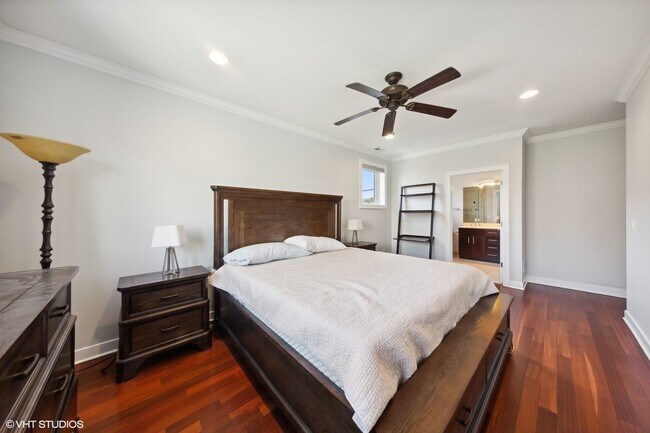 Building Photo - 825 N Hudson Ave