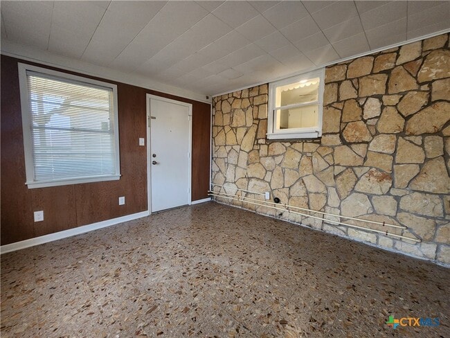 Building Photo - 564 Laurel Ln