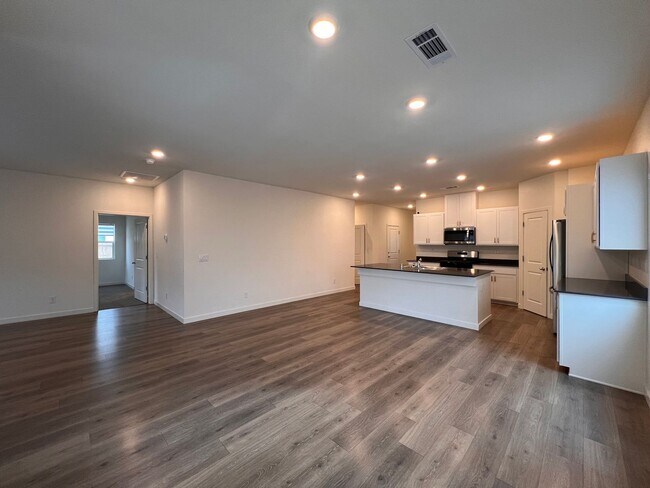 Building Photo - Beautiful newer, 4 Bedroom 2 Bath Home in Fernley