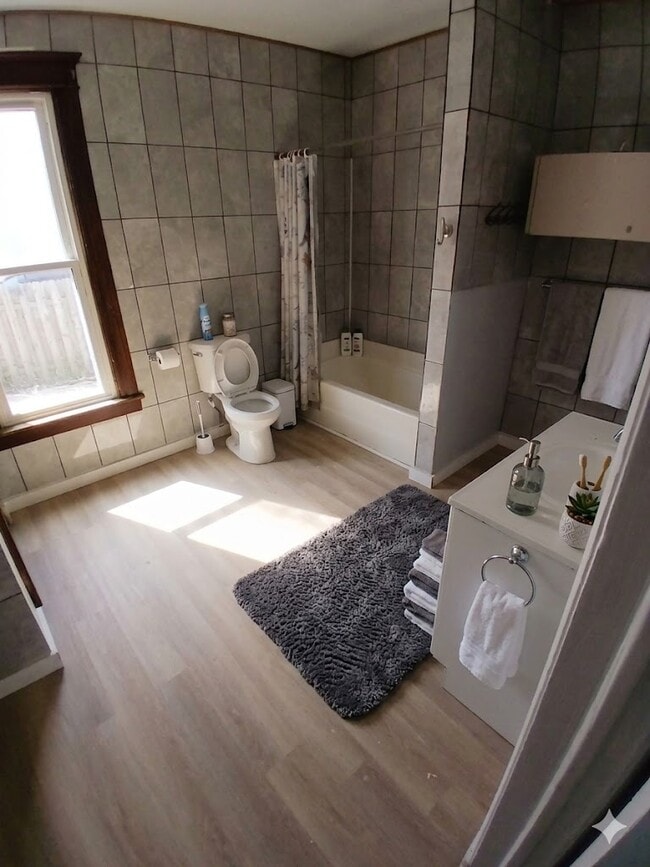 Building Photo - 730 E Hurlbut Ave