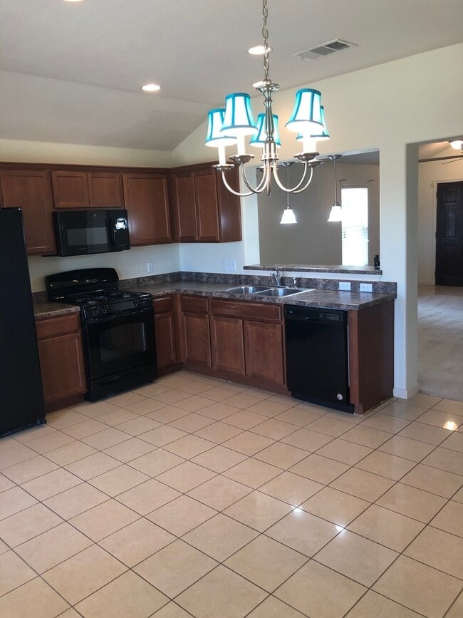 Building Photo - BEAUTIFUL 4 BEDROOMS / 2 BATH HOME IN HUNT...