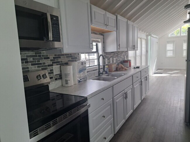 Building Photo - Nicely Redone 1/1 on Center Lake