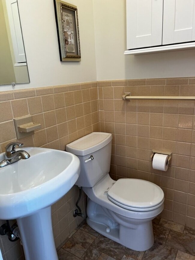 Building Photo - Oak Ridge 37830 - 3 bedroom, 1.5 bath home upstairs only with basement bonus room - Call Troy Ada...