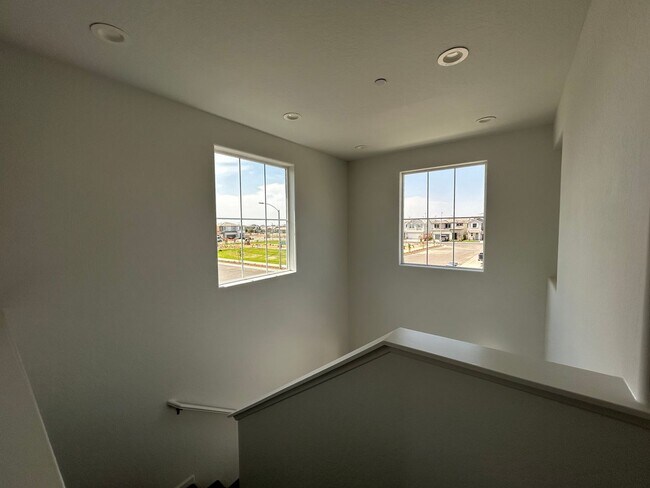 Building Photo - 1021 W Payson Ave