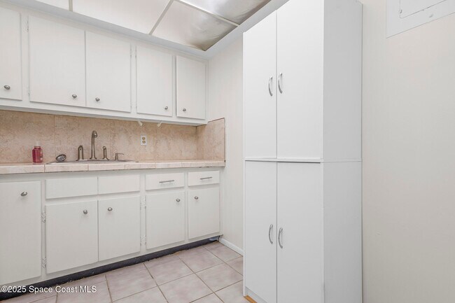 Building Photo - 223 Columbia Dr