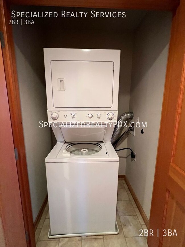 Washer/Dryer (Located in Upper Level Hallway, Between Bedrooms) - 2644 NW Thurman St