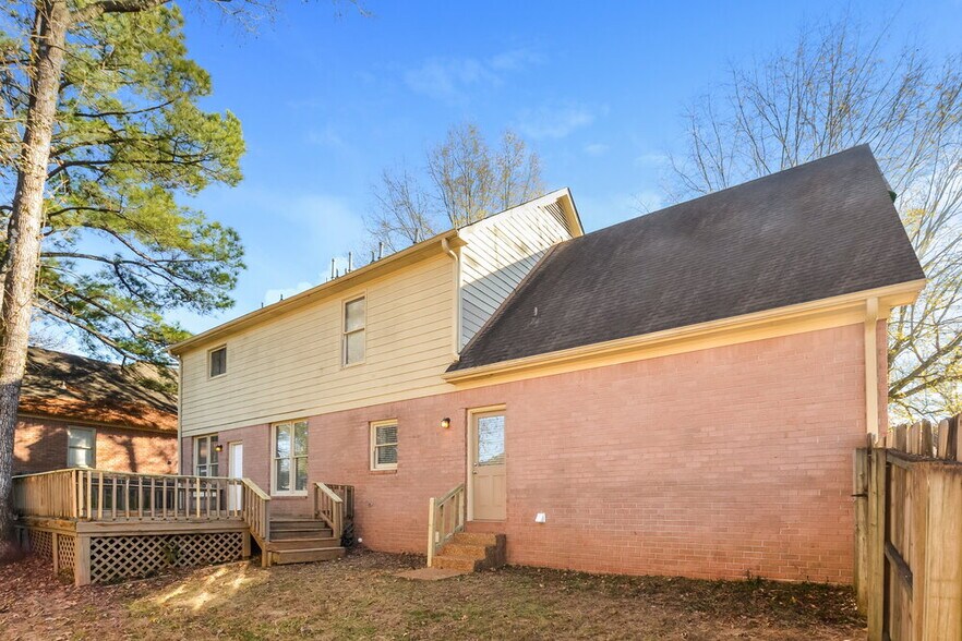 Building Photo - 8664 Meadow Green Dr