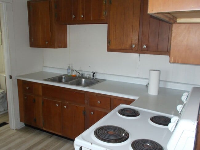 Building Photo - Spacious 1-Bedroom, 1-Bath Unit – 1,000 Sq...