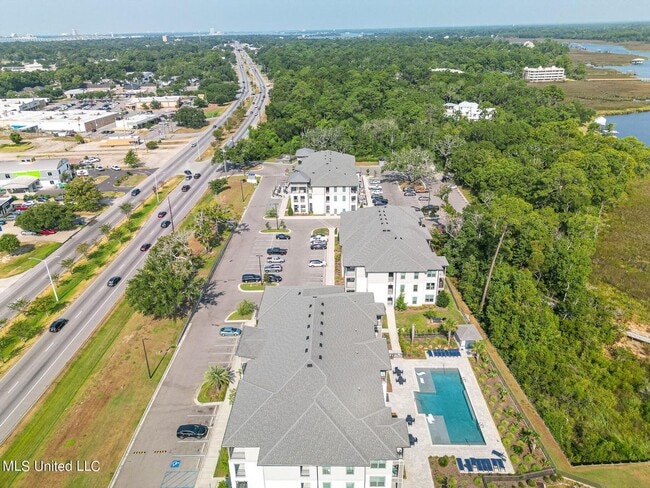 Building Photo - 2 Bed 2 Bath Condo - Open Concept at the I...