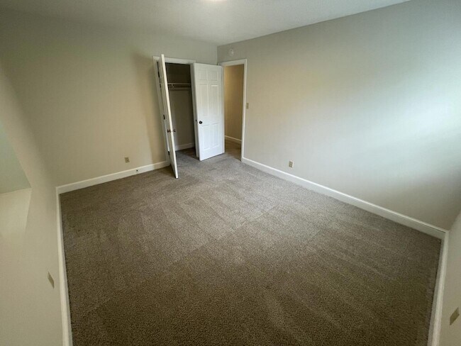 Building Photo - 812 Glen Eden Dr