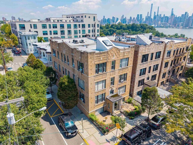 Building Photo - 18 Oak St