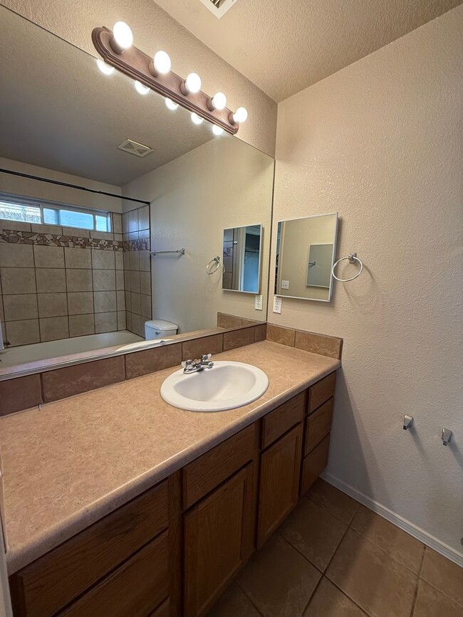 Building Photo - 4 Bedroom, 2 Bathroom House Available Now!