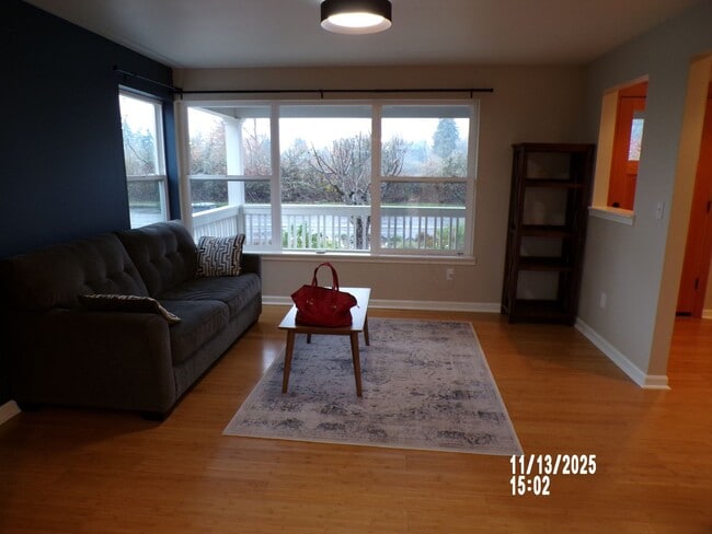 Building Photo - Charming house close to parks