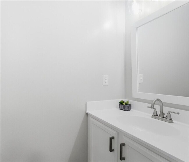 Building Photo - 2 Bed 2.5 Bath Townhome