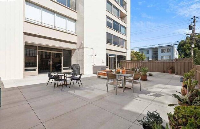 Building Photo - Dana