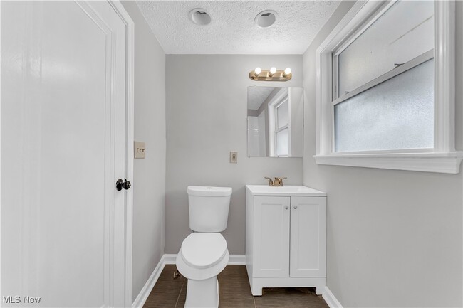 Building Photo - 141 E 206th St