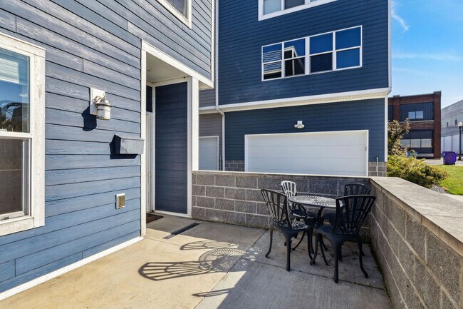 Building Photo - 412 W Shoreline Dr