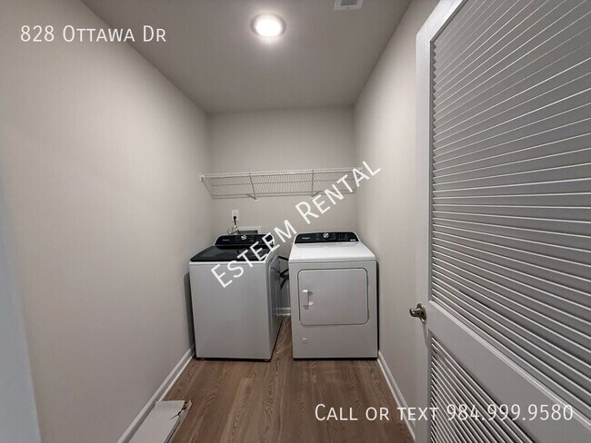 Building Photo - 828 Ottawa Dr