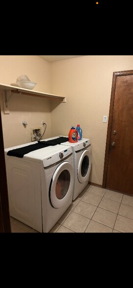 Building Photo - 800 Eastridge Dr NE