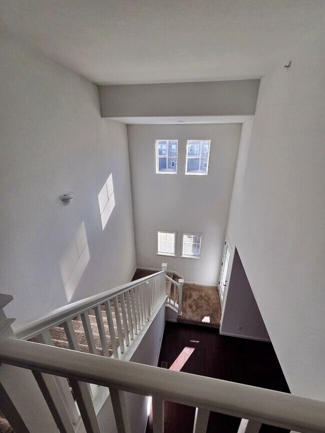 Building Photo - Cute Spacious Townhome in Prime Location – Available Now!