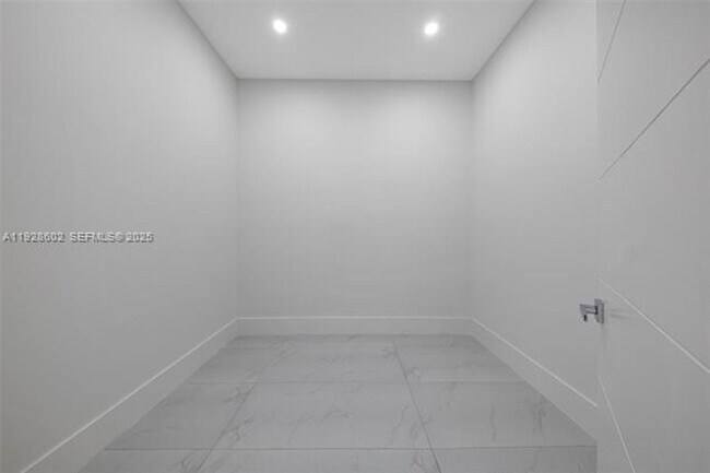 Building Photo - 3142 Carter St