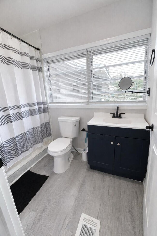 Building Photo - 807 Ave M SW