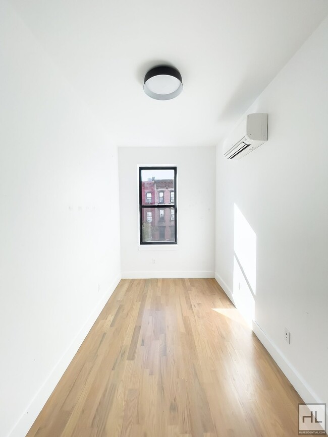 Building Photo - GRAHAM AVENUE / Williamsburg / Spacious 3-...