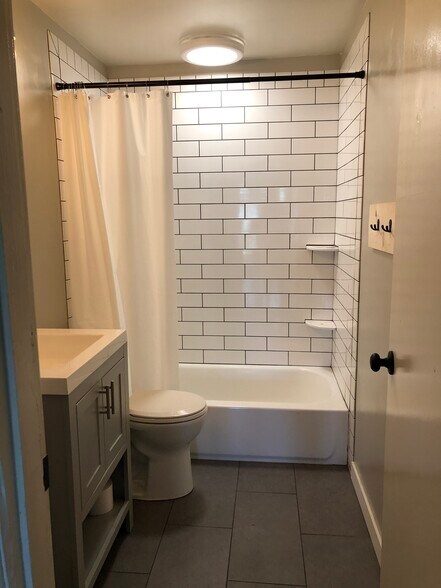 Building Photo - 7558 Woodland Ave Unit B