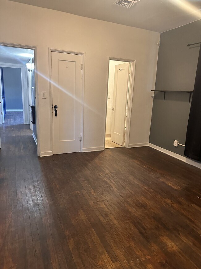 Building Photo - Delightful and Cozy 3bdrm 1bath Home For R...