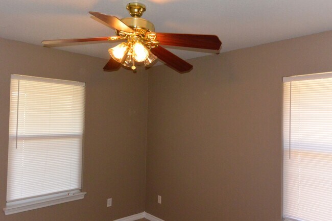 Building Photo - AVAILABLE NOW Single Family Home 3/2/2