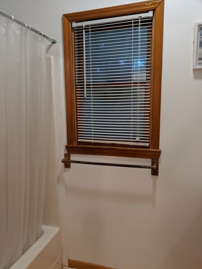 Building Photo - ***SCHOOL YEAR RENTAL ONLY Available through MAY 15TH ***