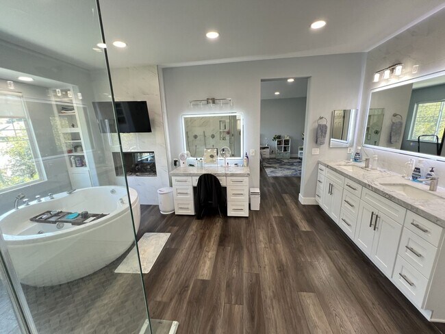 Building Photo - Amazingly Remodeled 4 Bed 4 Bath Luxury Home in North Orange with Solar!