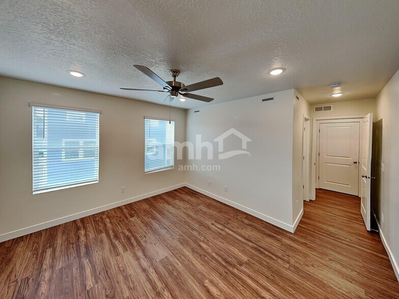 Building Photo - 1256 W Mahogany St