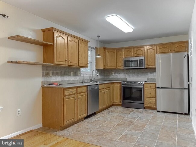 Building Photo - 21133 Woodmere Dr