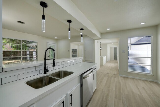 Building Photo - 5519 Sheraton Oaks Dr