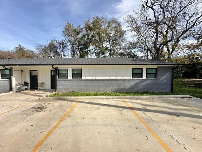 Primary Photo - Available Now! Recently Remodeled 2 Bedroo...