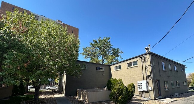 Building Photo - Charming Mayfair Townhome with Private Roof Top Deck- Move in Feb 1st- Flexible Lease Terms!