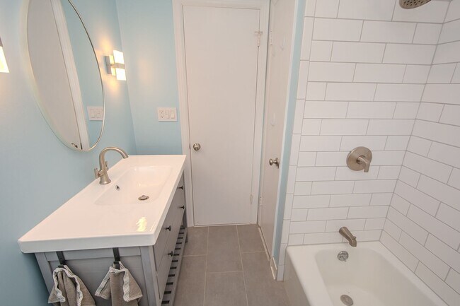 Building Photo - Recently Updated! 4 Bed/2.5 bath