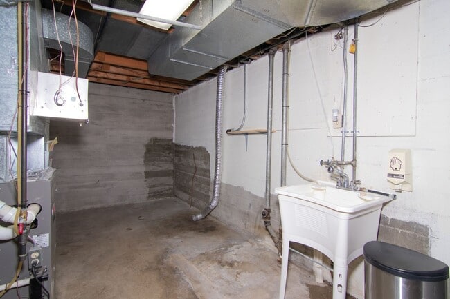 Building Photo - North Side Shadle Park 3 Bed 1.5 Bath Home with beautiful hardwood floors Full Basement