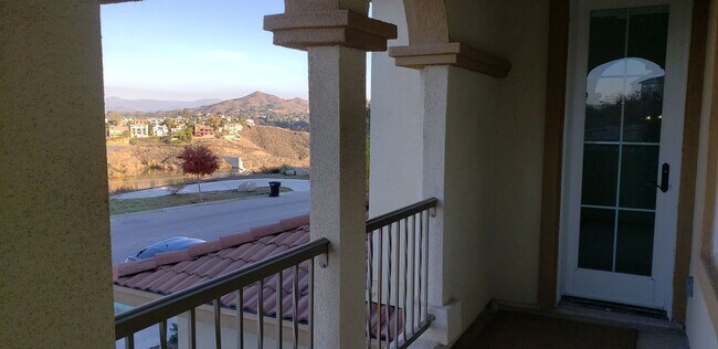 Building Photo - 70 Vía De La Valle