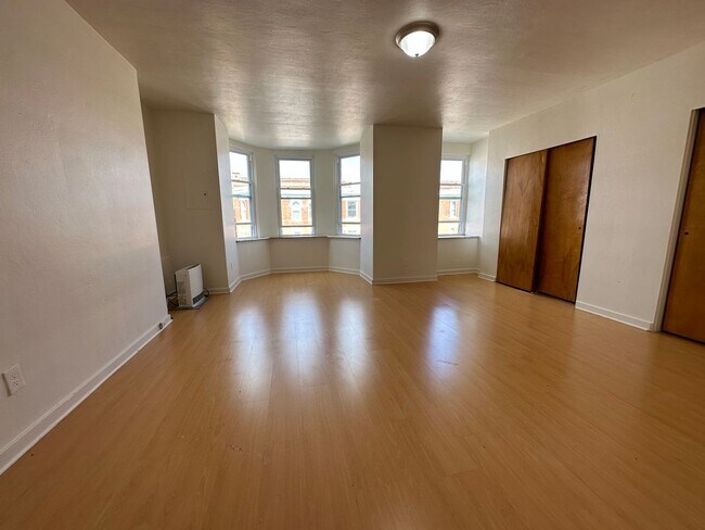 Building Photo - Huge Two Bedroom Apartment on Dawson Stree...