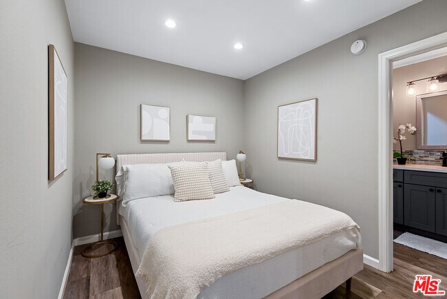 Building Photo - 11645 Montana Ave